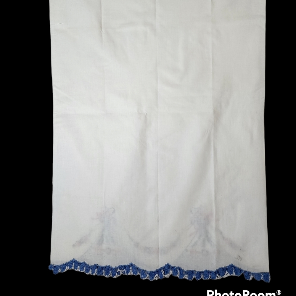 Handmade Hand Embroidered maidens with flowers Queen pillowcases 21 x 31 inches - Picture 2 of 7